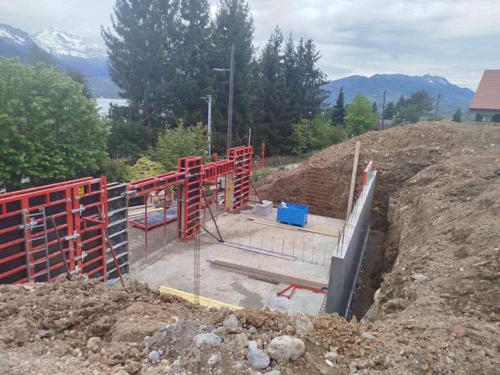 Des maçons professionnels pour construire des murs de béton armé